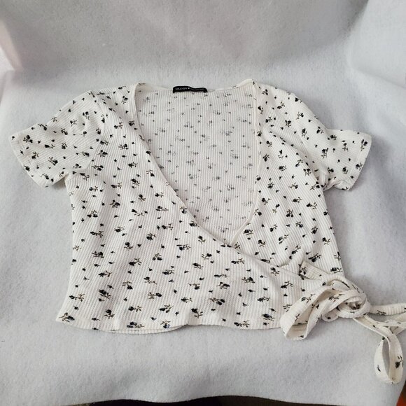 Brandy Melville Top Blue Rosebud Short Sleeve Crop Wrap Around - Picture 4 of 10